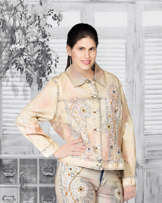Opulent jacket with embroidery.